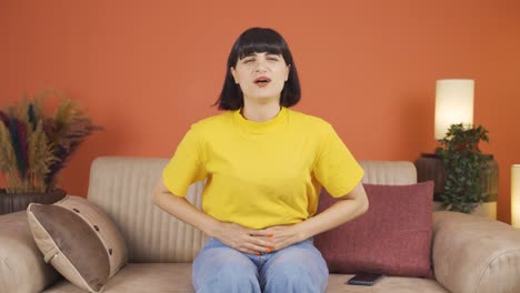 Woman-experiencing-stomachache.
